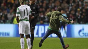 Hincha de Celtic trató de agredir a Mbappé