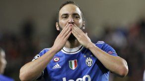 Doblete de Higuaín y Juventus vence 2-0 a Mónaco