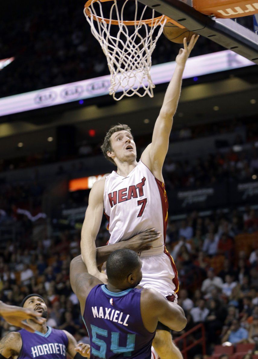 Dragic brilla al final y Heat supera a Hornets