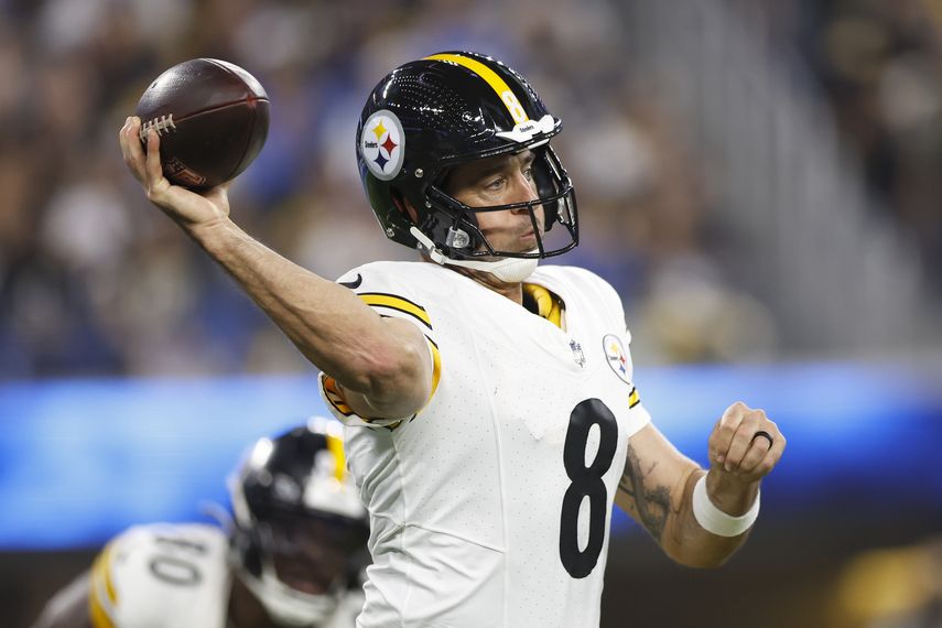 NFL: Aaron Rodgers de 42 años de edad renueva con los Steelers