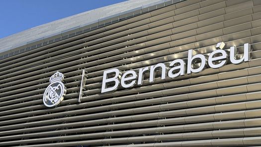 &nbsp;El Real Madrid coloca su escudo en la fachada del Bernabéu