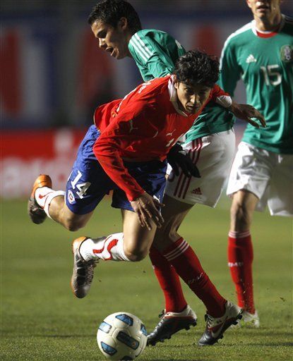 América: Chileno Fernández en duda para duelo con Uruguay