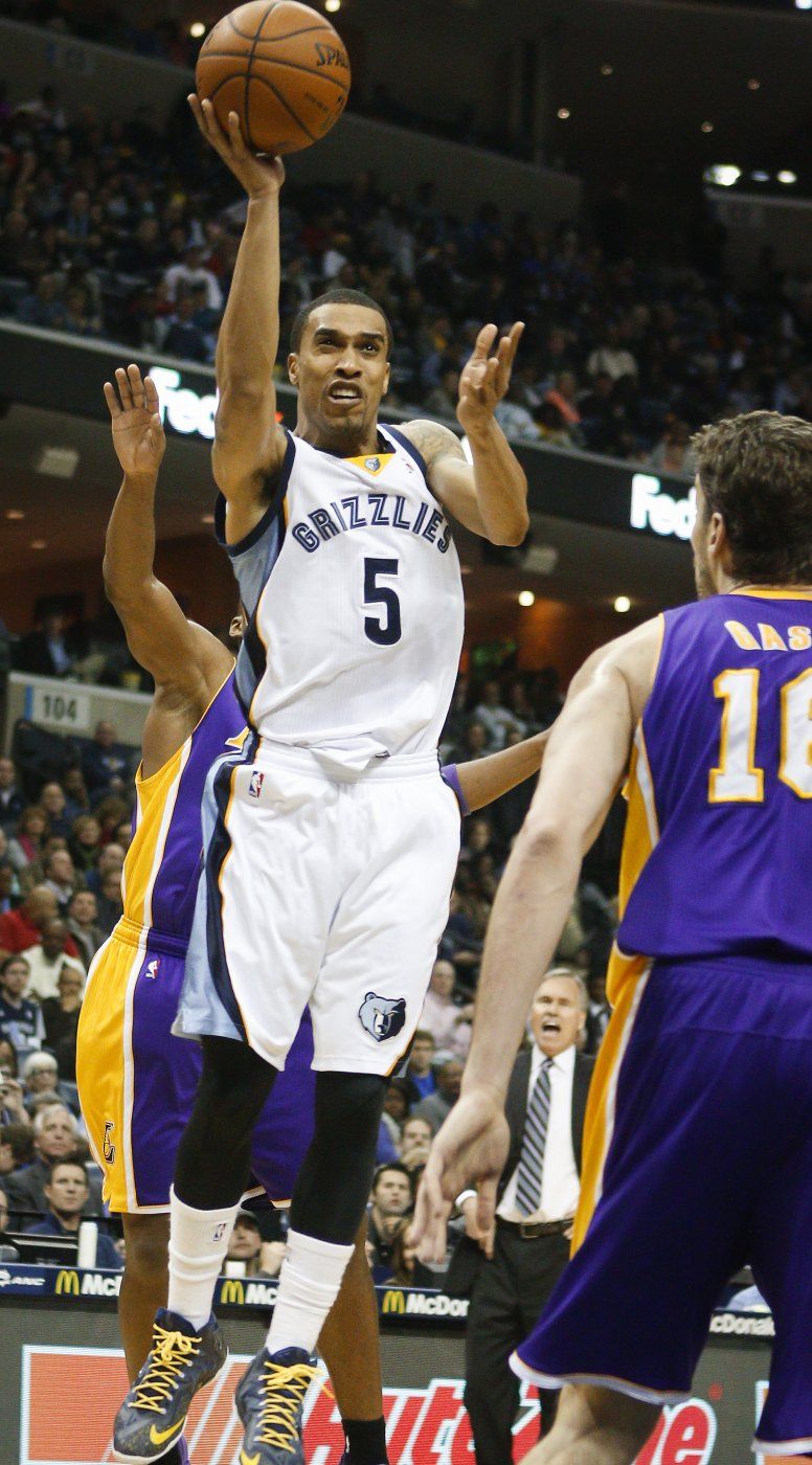 Lee abona 18 puntos a victoria de Grizzlies
