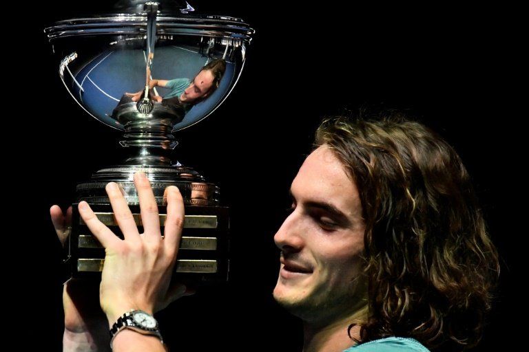 Tsitsipas toca la puerta del Top-10 de una lista ATP dominada por Djokovic