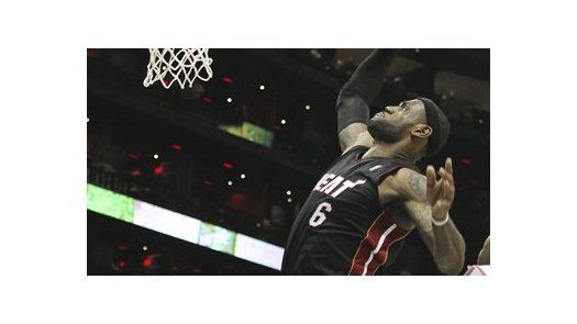 NBA: Wade-James-Bosh tratan de evitar que Kobe gane sexto tí­tulo