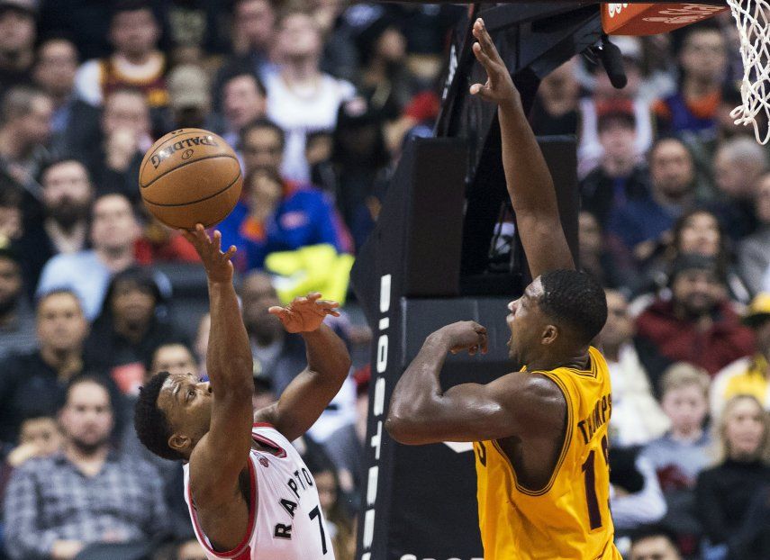 Lowry anota 43 puntos y Raptors superan 99-97 a los Cavs