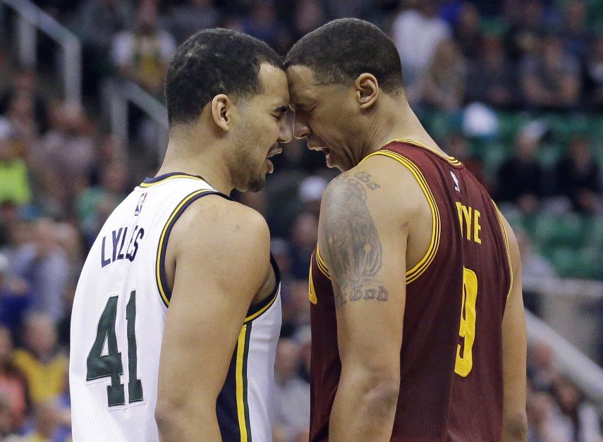 Hood anota 28 y el Jazz sorprende a los Cavs