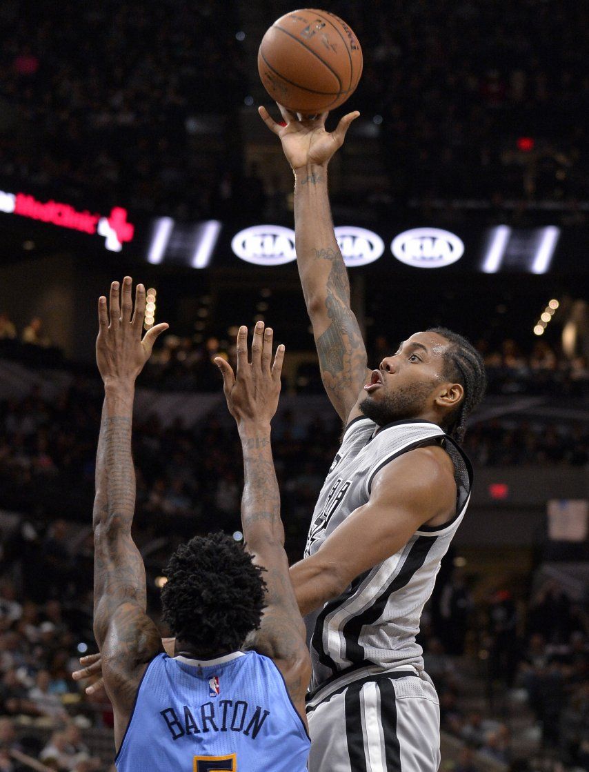 Leonard anota 20 y Spurs siguen invictos en casa