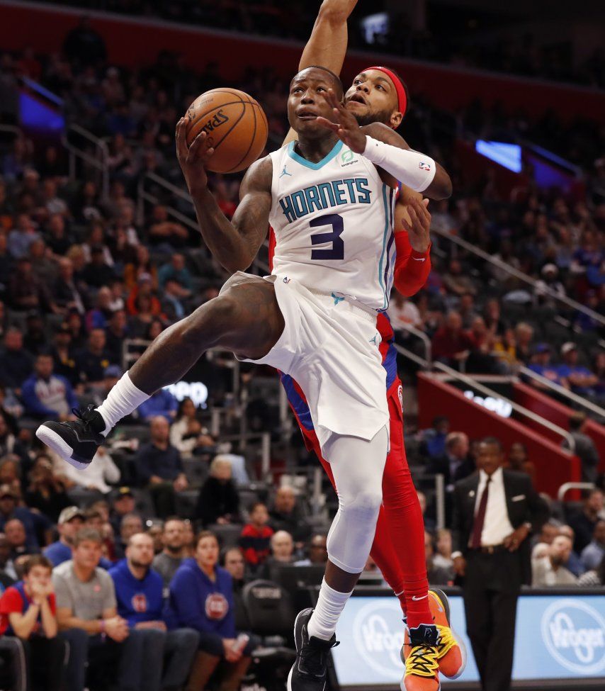 Hornets superan de nuevo a Pistons