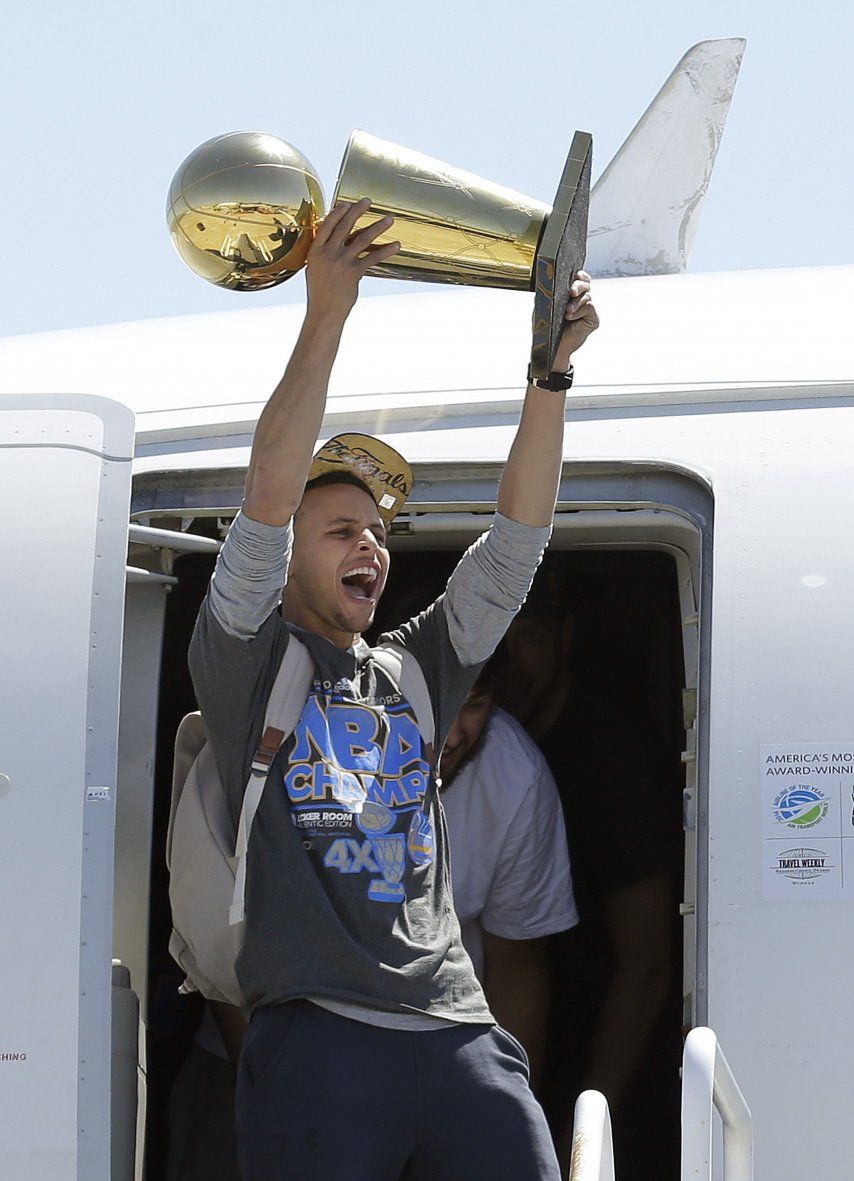 Warriors regresan al Area de la Bahía como campeones de NBA