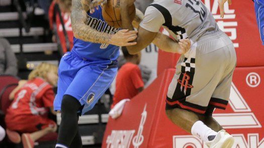 Triple doble de Harden guía triunfo de Rockets ante Mavs