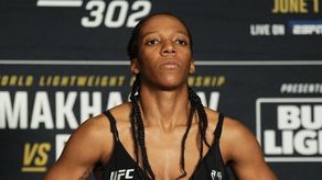 Joselyne Edwards cumplió en la báscula para su combate en el UFC 302