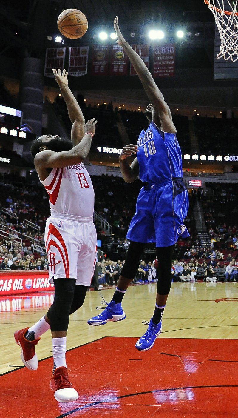 Harden guía a Rockets a su 6ta victoria seguida