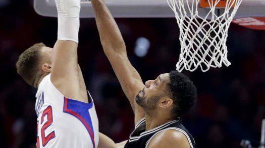 Paul, Griffin brillan ante los Spurs en inicio de playoffs