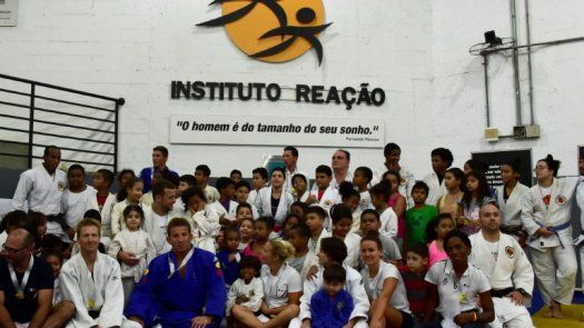 Aprendiendo del otro, judocas paralímpicos y niños de una favela