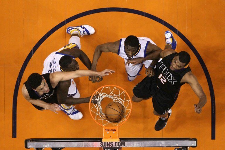 Los Warriors siguen invictos y Harden anota 50 puntos