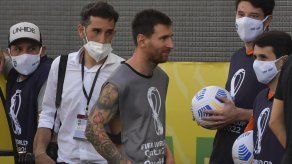 Argentina de Messi llega a Buenos Aires tras polémica