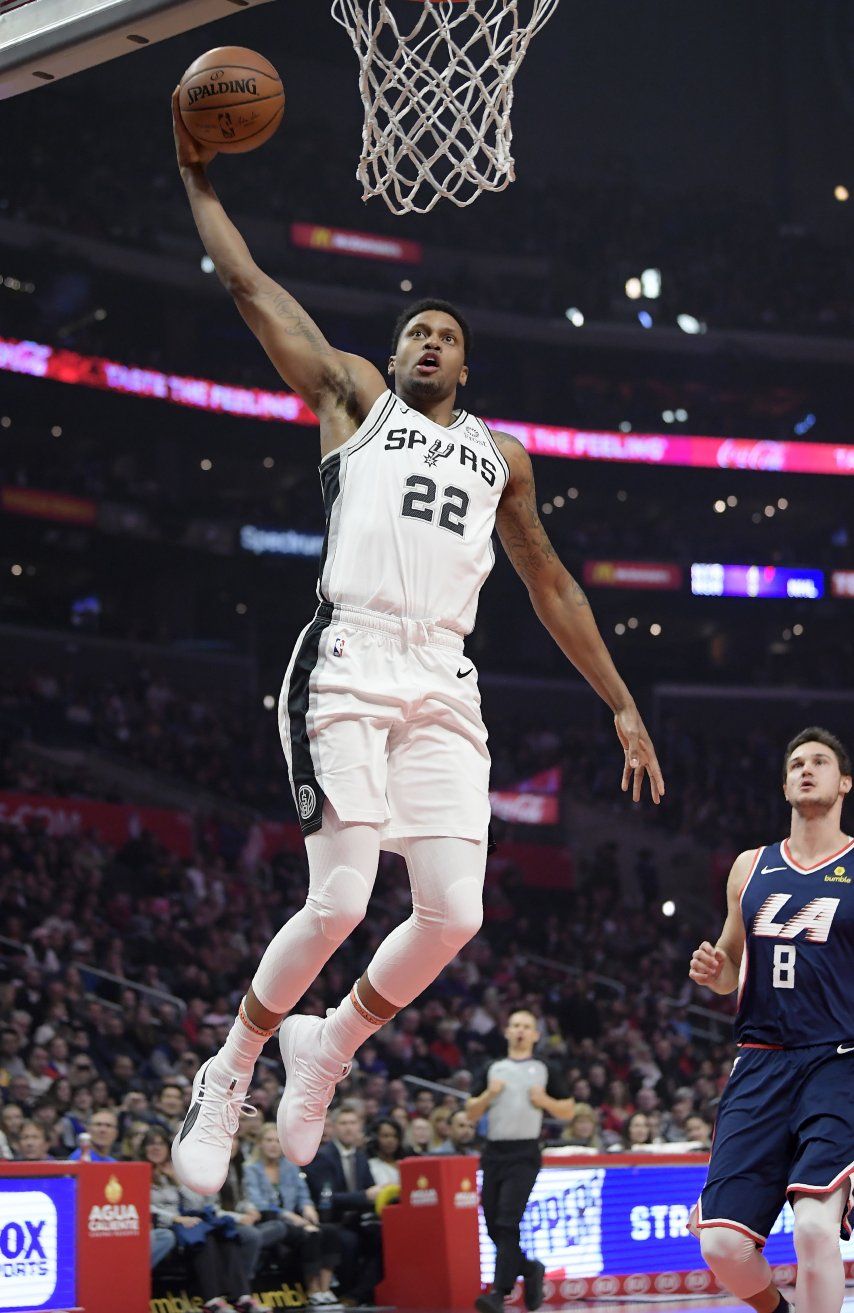 Aldridge anota 38 y Spurs ganan 122-111 a Clippers