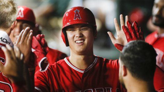 En día en que le recomiendan cirugía, Ohtani brilla al bate