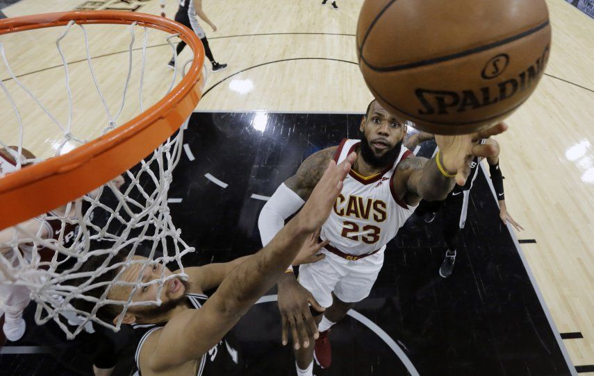 LeBron supera los 30.000 puntos en derrota ante Spurs