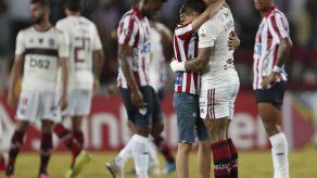 Flamengo gana en estreno; River sufre goleada