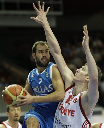 Grecia supera a Turquí­a y avanza a semifinales en Eurobasket