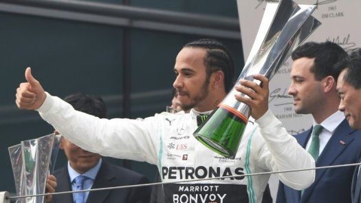 Triunfo y liderato de Hamilton en China, estrategia polémica de Ferrari