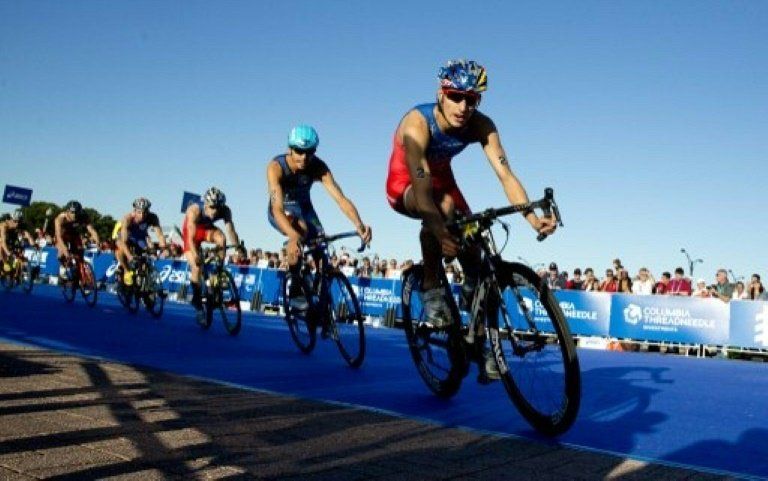 El español Mario Mola gana el triatlón de Gold Coast