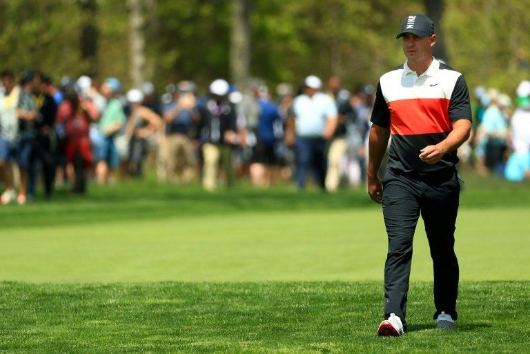 Koepka arranca en punta el PGA Championship,  Woods se hunde