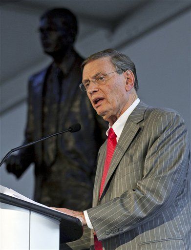 Presentan estatua de Selig frente al Miller Park