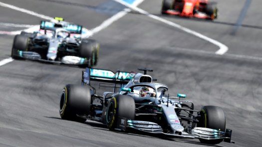 Hamilton gana en Francia delante de Bottas en nuevo doblete de Mercedes