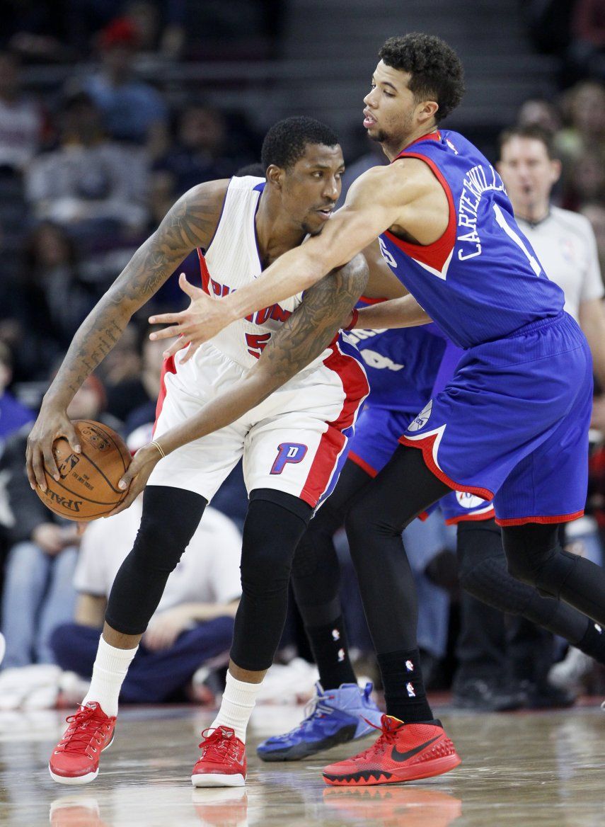 Pistons trituran a los 76ers