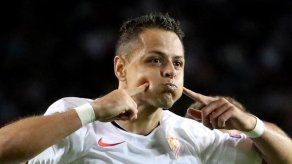 Chicharito Hernández guía al Sevilla al triunfo en Azerbaiyán