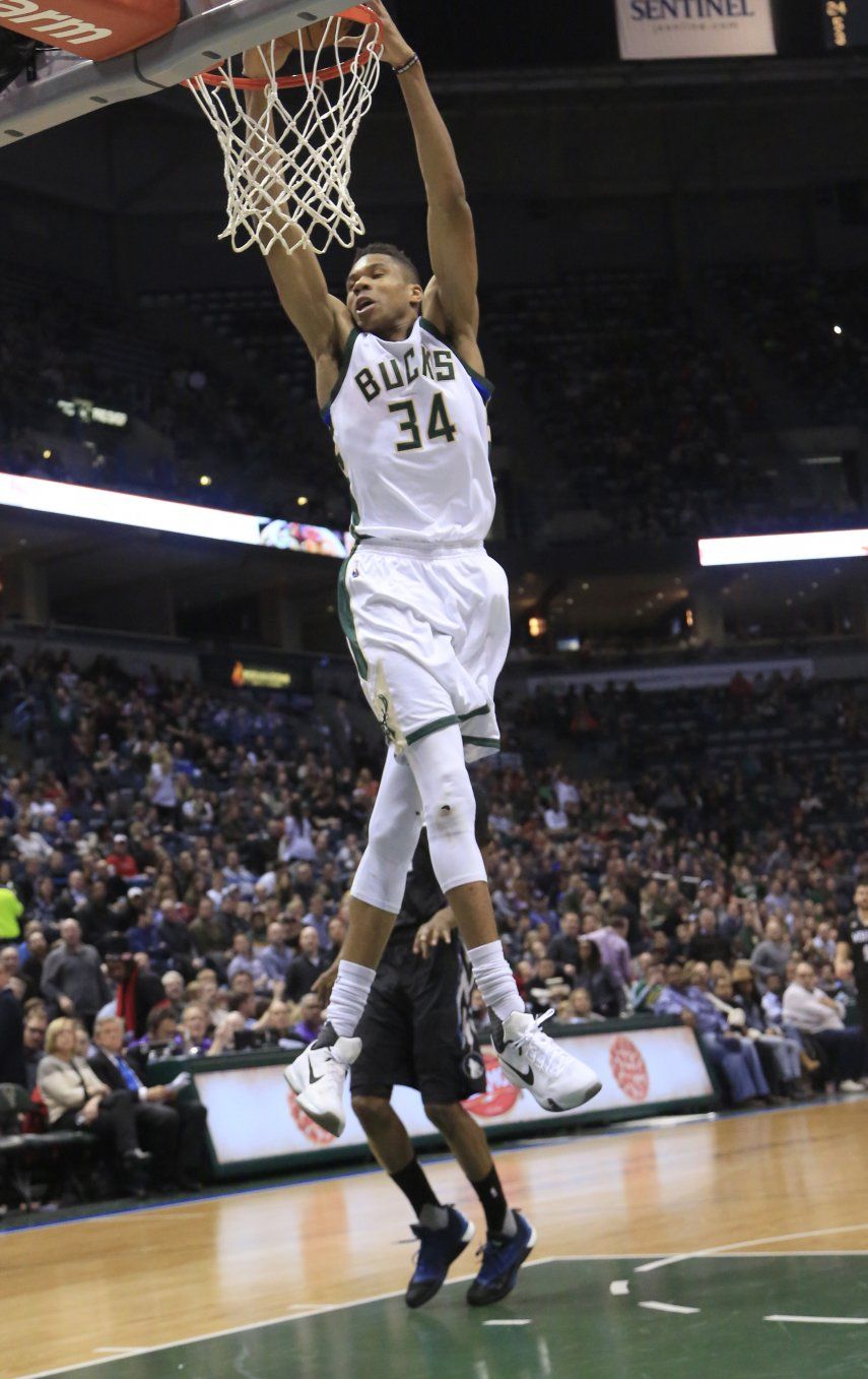 Antetokounmpo guía triunfo de Bucks ante Twolves