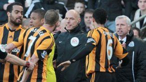 Pardew suspendido 7 partidos por cabezazo
