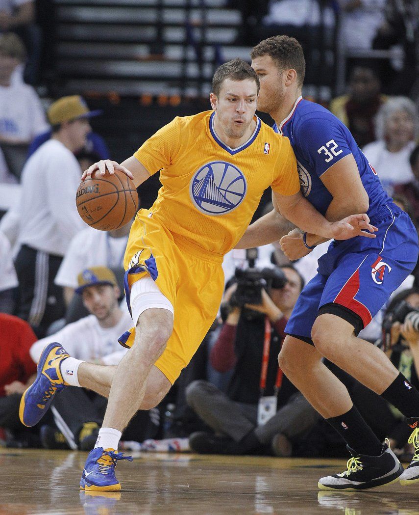 Warriors vencen a Clippers en partido ríspido