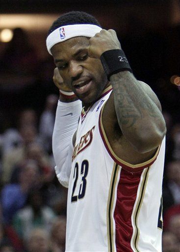 NBA: Cavaliers 114, Warriors 108; James anota 31