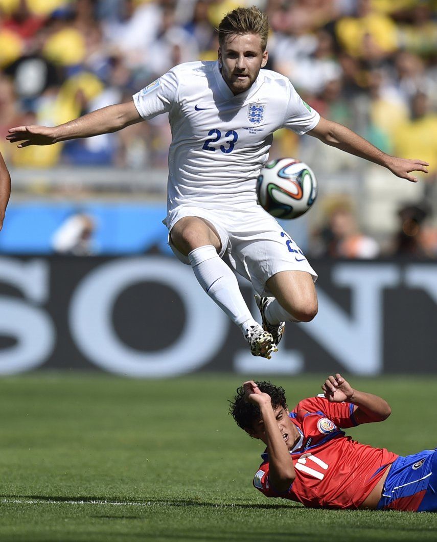 Manchester United contrata a zaguero Shaw