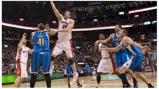 NBA: Raptors 98, Hornets 92; doble doble de Bosh y Bargnani