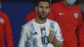 Argentina homenajea a Maradona con su rostro en la camiseta ante Chile