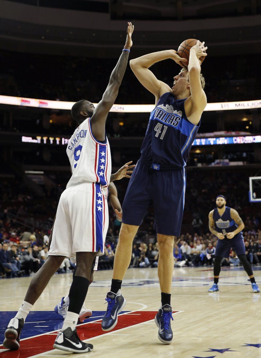 Mavericks propinan a 76ers 11ma derrota en inicio de campaña