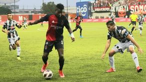 Tomás Rodríguez de Sporting ante la marca de los jugadores taurinos en la semifinal de vuelta del Torneo Apertura