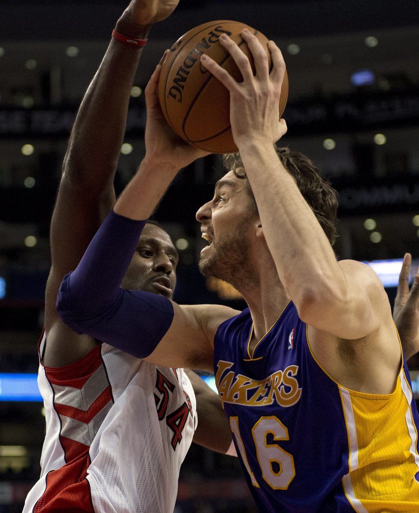 Young anota 29 y Lakers vencen a Raptors