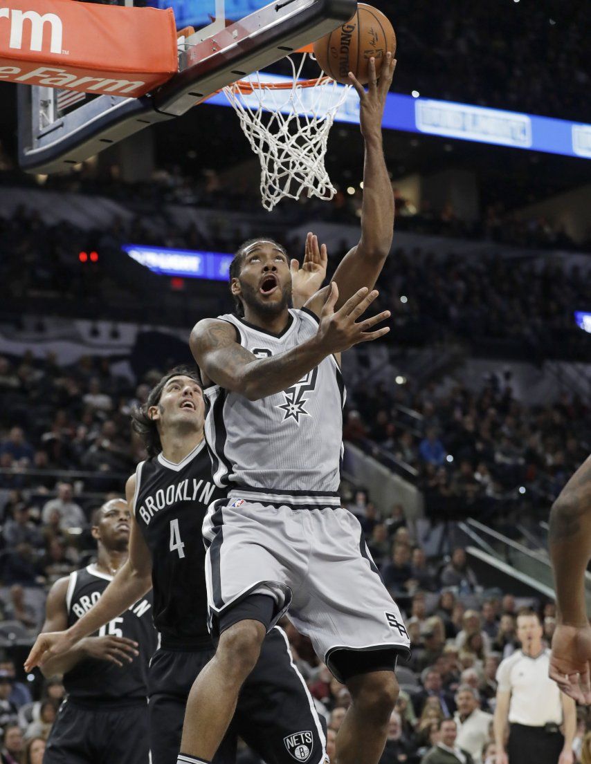 Leonard anota 30, Spurs remontan para ganar a Nets 130-101