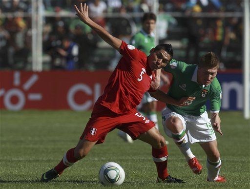 FIFA suspende 2 años a futbolista peruano