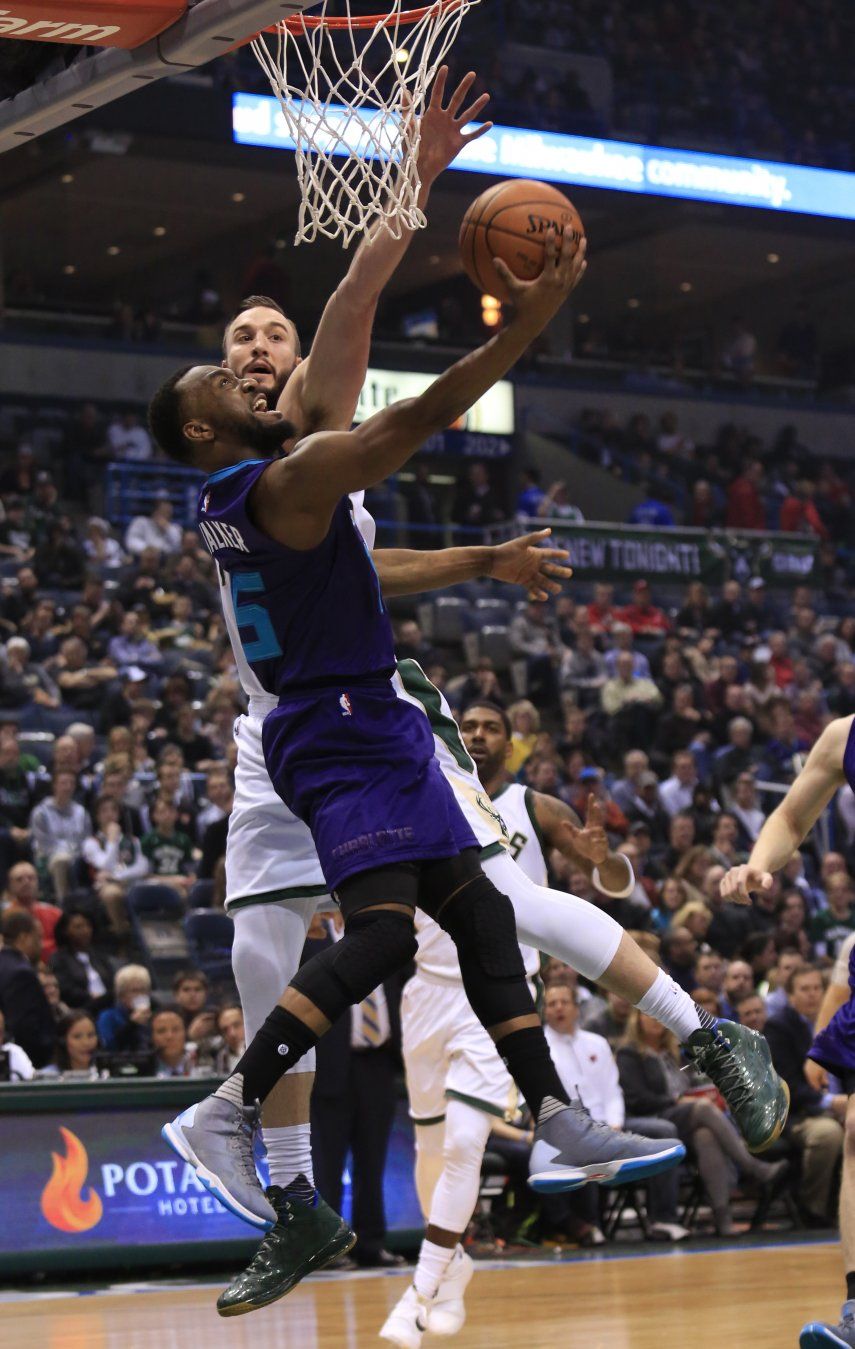 Walker anota 25 puntos y Hornets superan a Bucks
