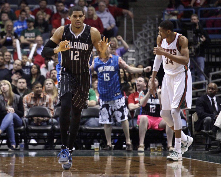 Harris y Vucevic guían a Magic a victoria sobre Bucks