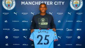 Manuel Akanji ficha por el Manchester City