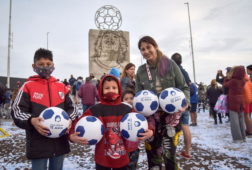 Descubren monumento a Maradona en Argentina