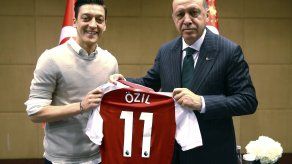 Presidente de Turquía deplora ‘actitud racista’ hacia Ozil